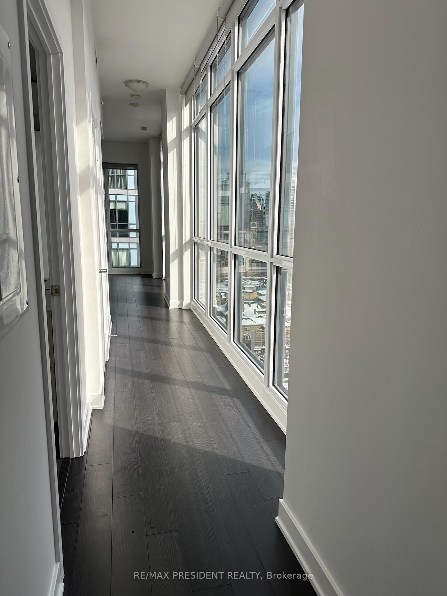 210 Simcoe St, unit 2402 for rent