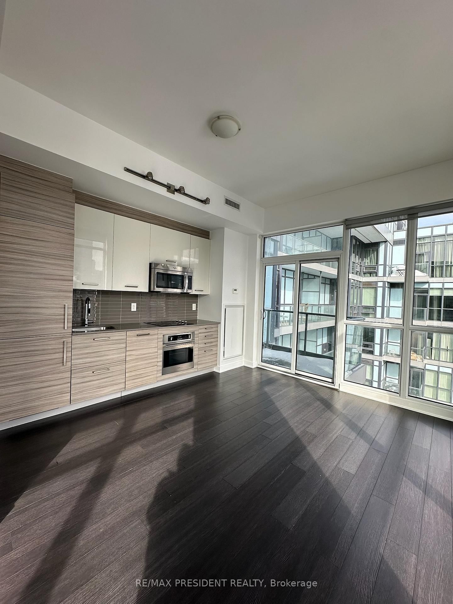 210 Simcoe St, unit 2402 for rent