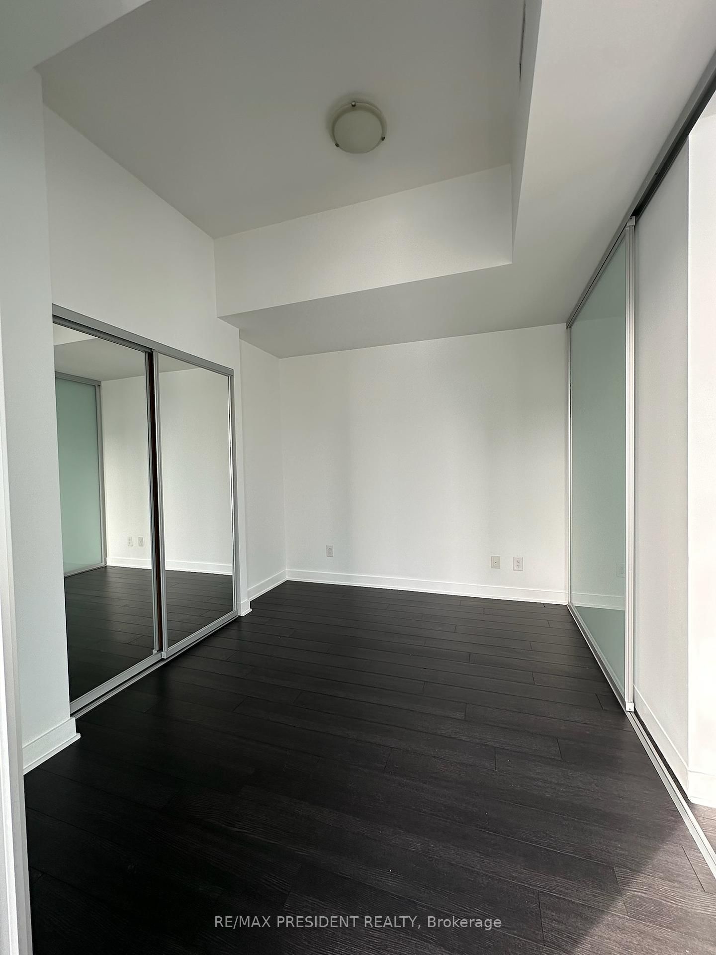 210 Simcoe St, unit 2402 for rent