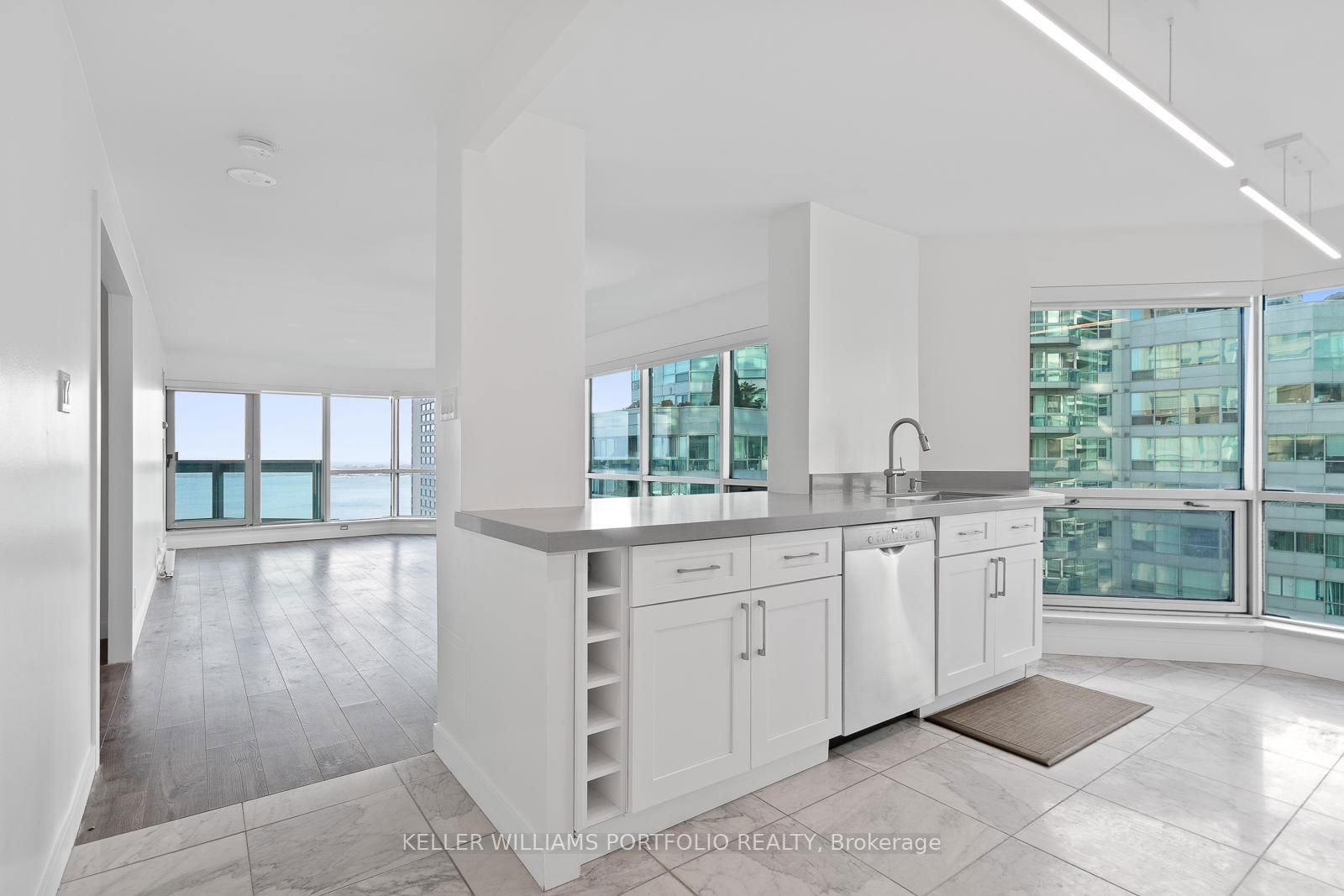 10 Yonge St, unit 2212 for rent