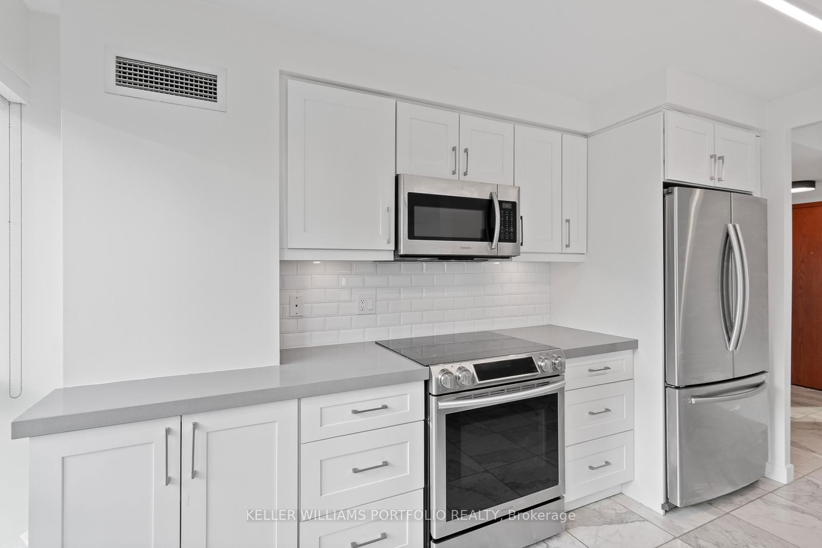 10 Yonge St, unit 2212 for rent