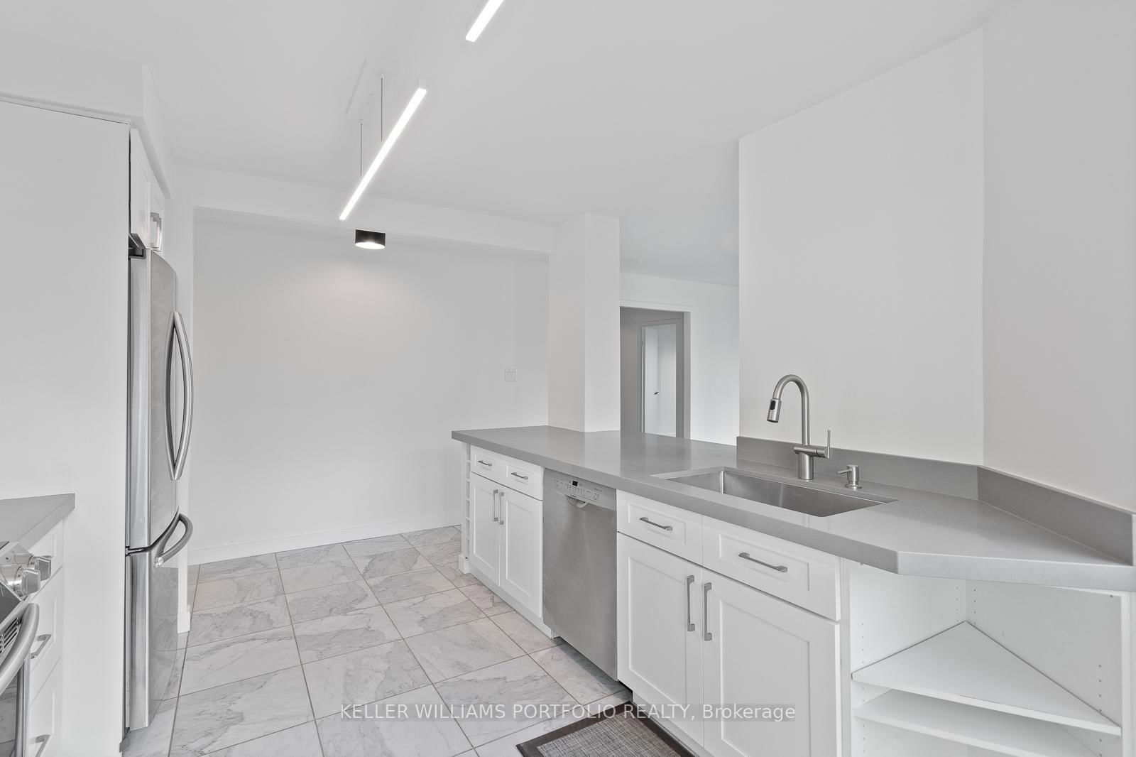 10 Yonge St, unit 2212 for rent