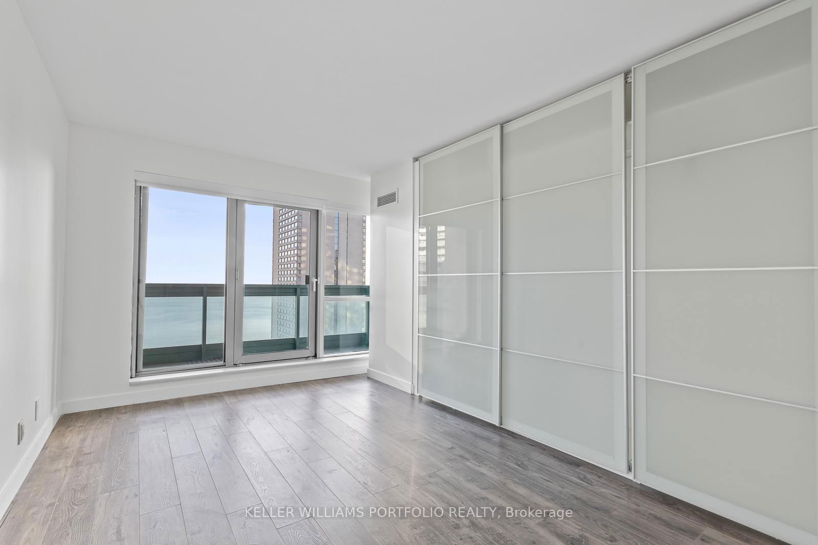 10 Yonge St, unit 2212 for rent