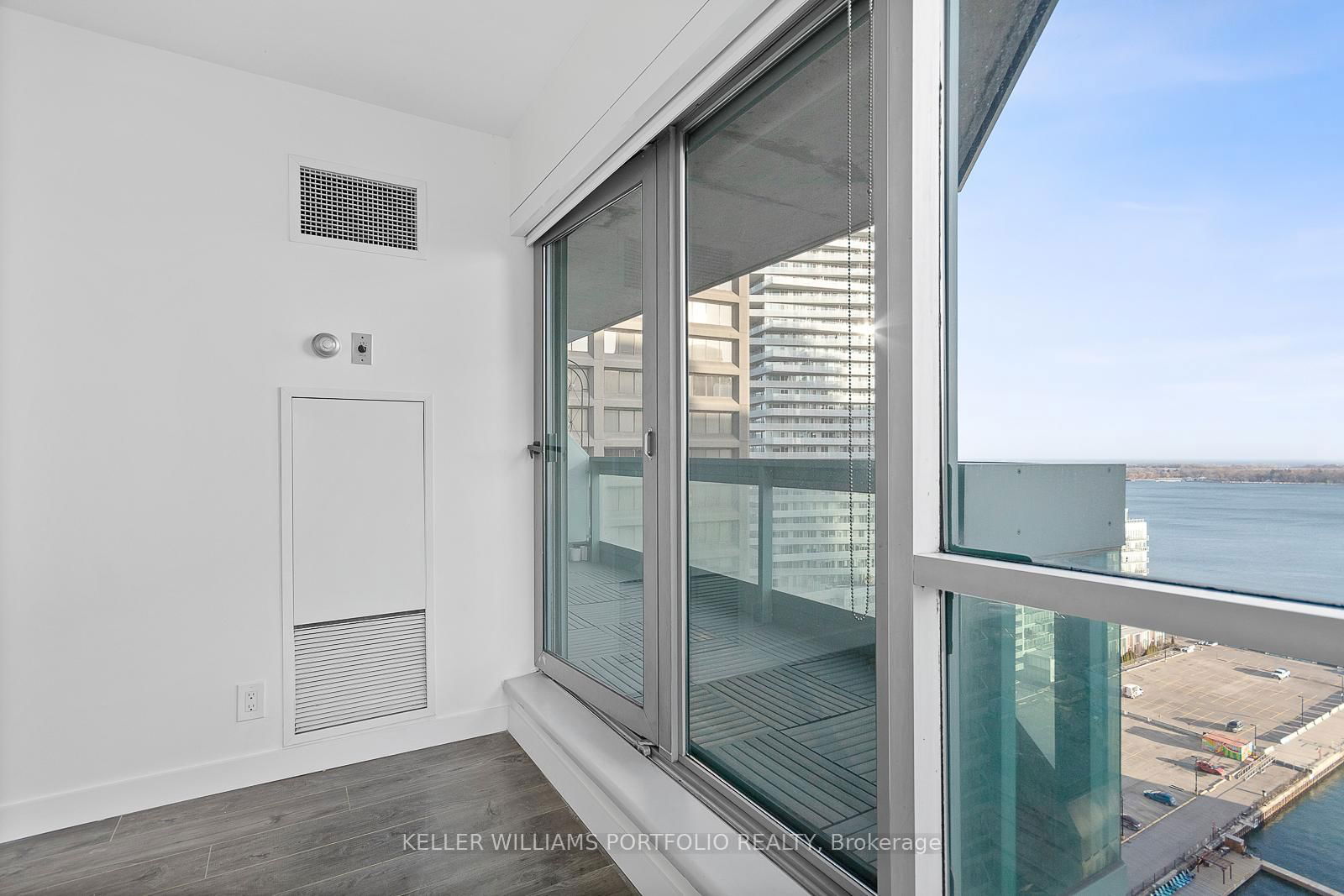 10 Yonge St, unit 2212 for rent