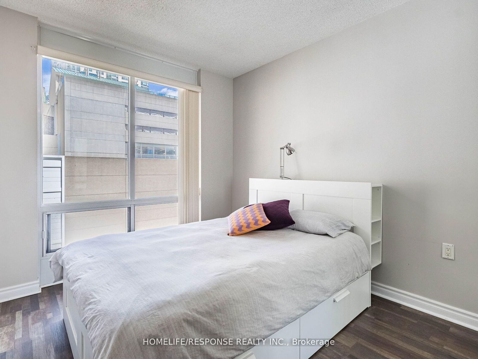 85 Bloor St E, unit 802 for sale