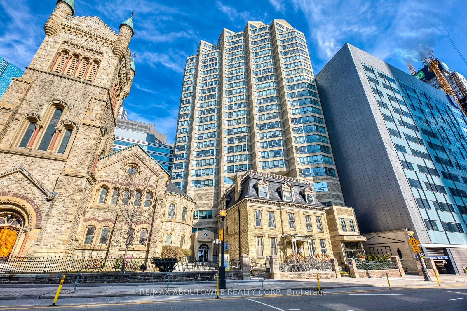 71 Simcoe St, unit 701 for rent