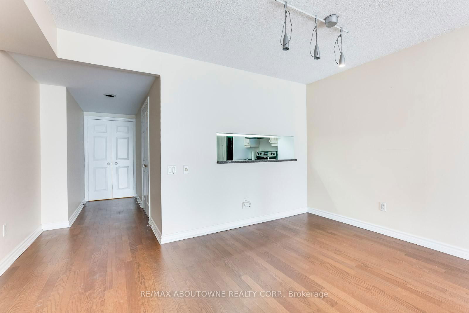 71 Simcoe St, unit 701 for rent