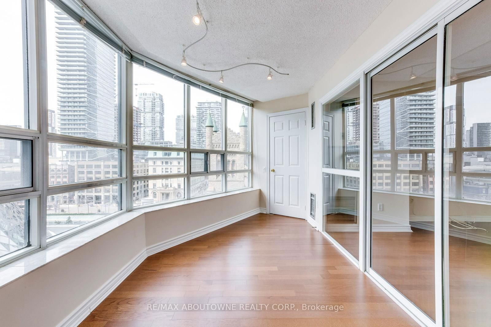 71 Simcoe St, unit 701 for rent