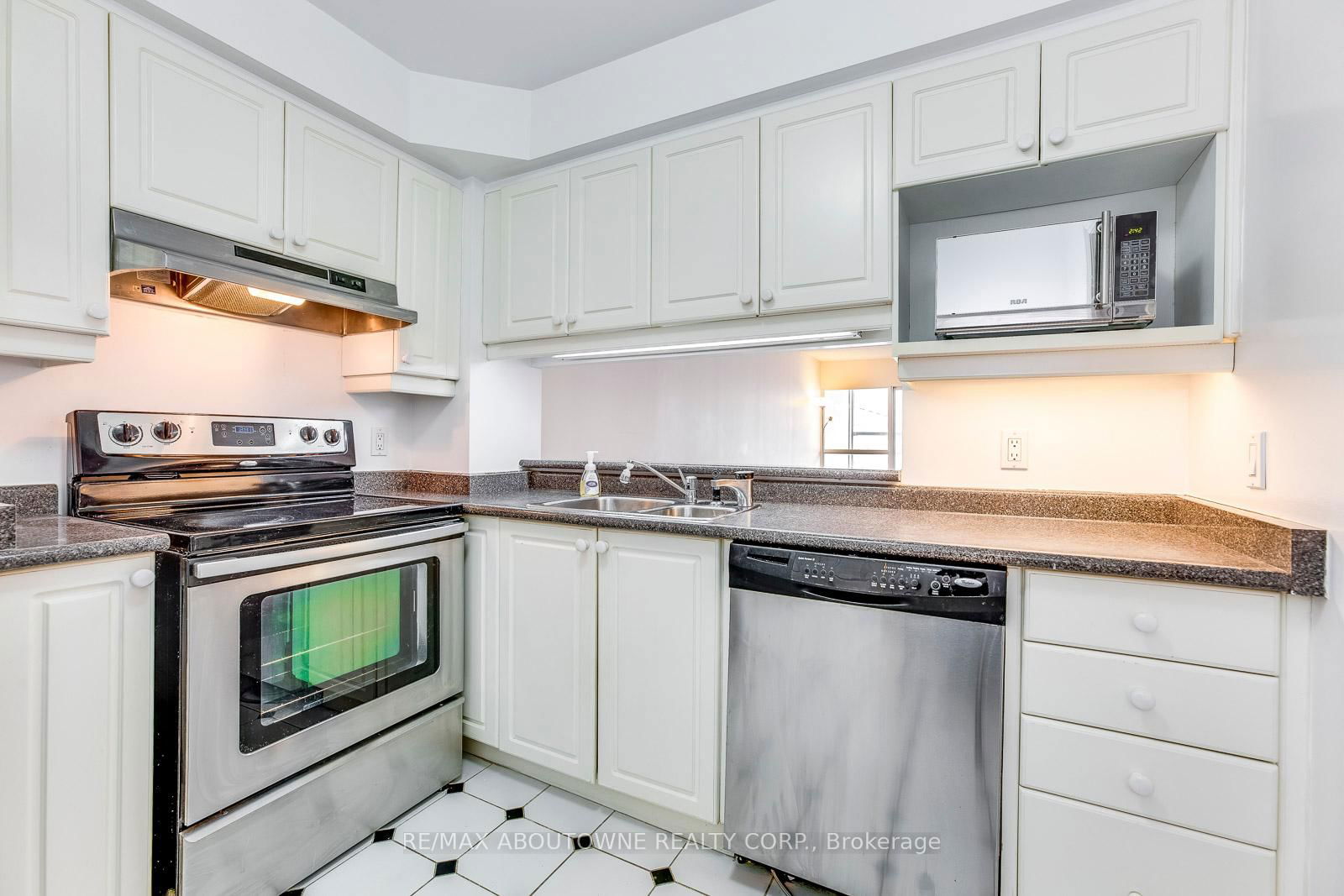 71 Simcoe St, unit 701 for rent