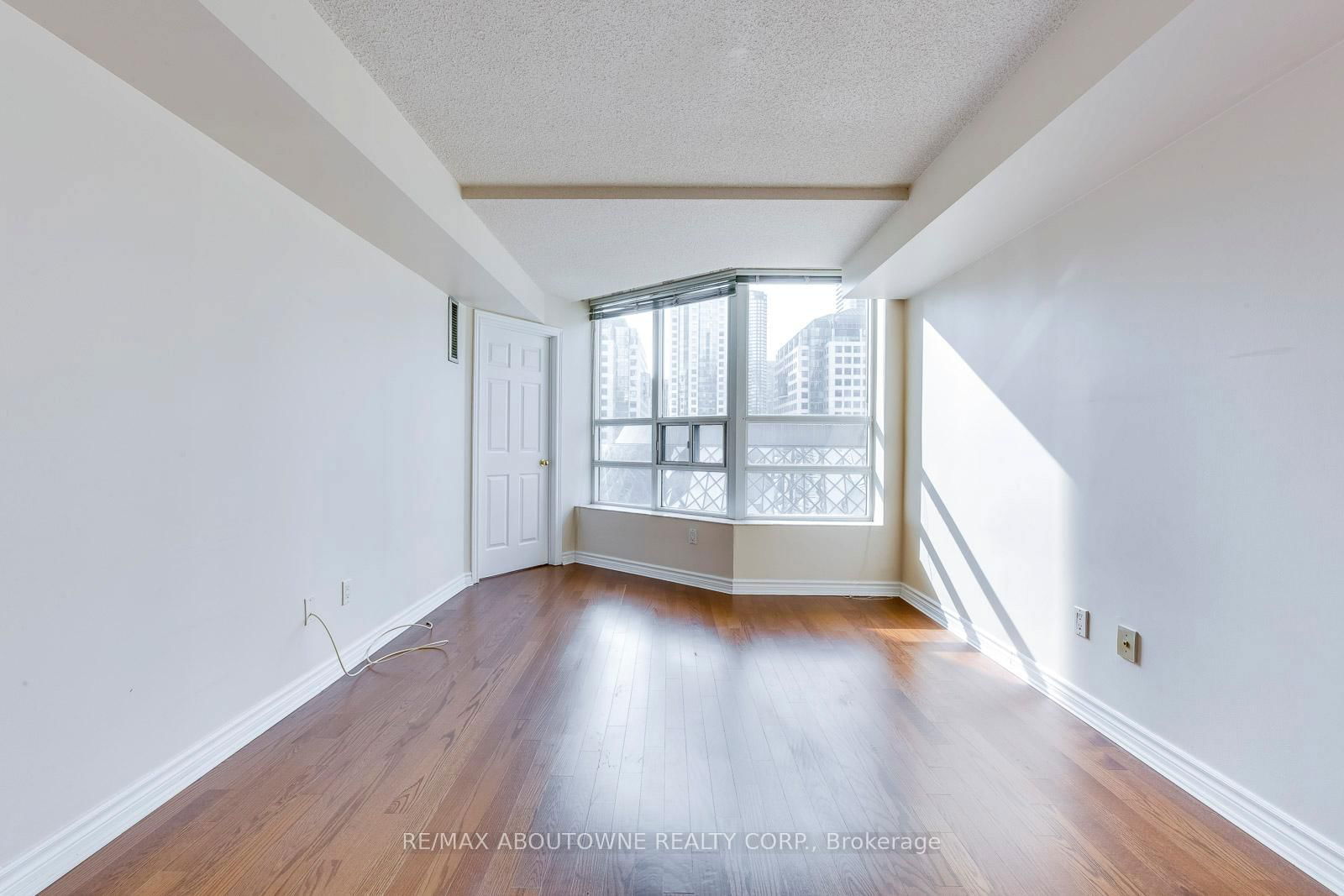 71 Simcoe St, unit 701 for rent