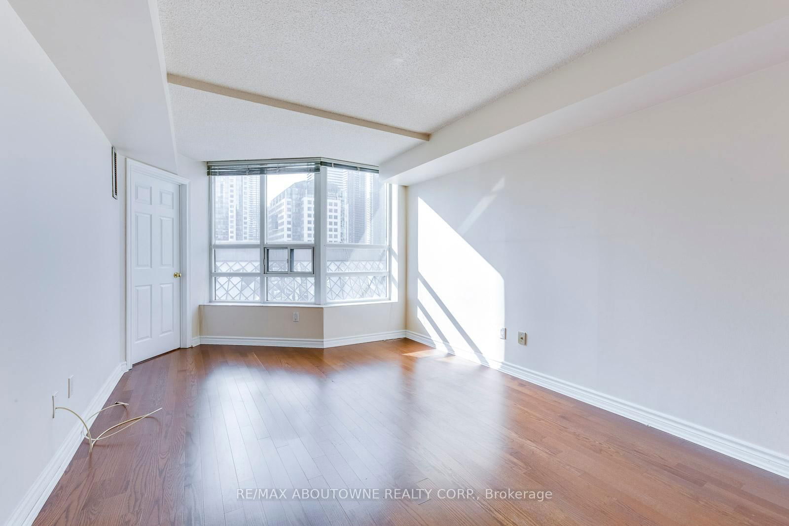 71 Simcoe St, unit 701 for rent