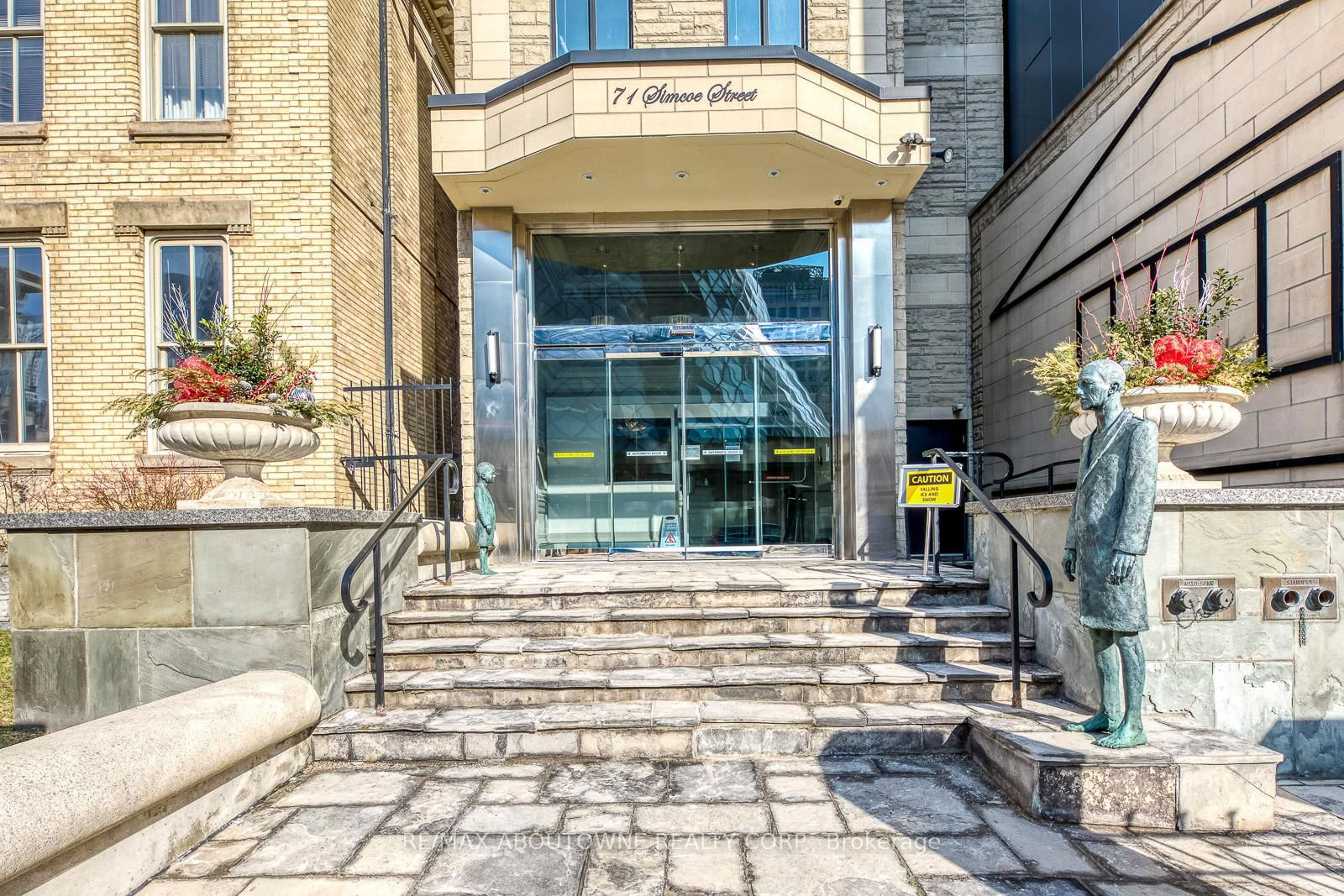 71 Simcoe St, unit 701 for rent