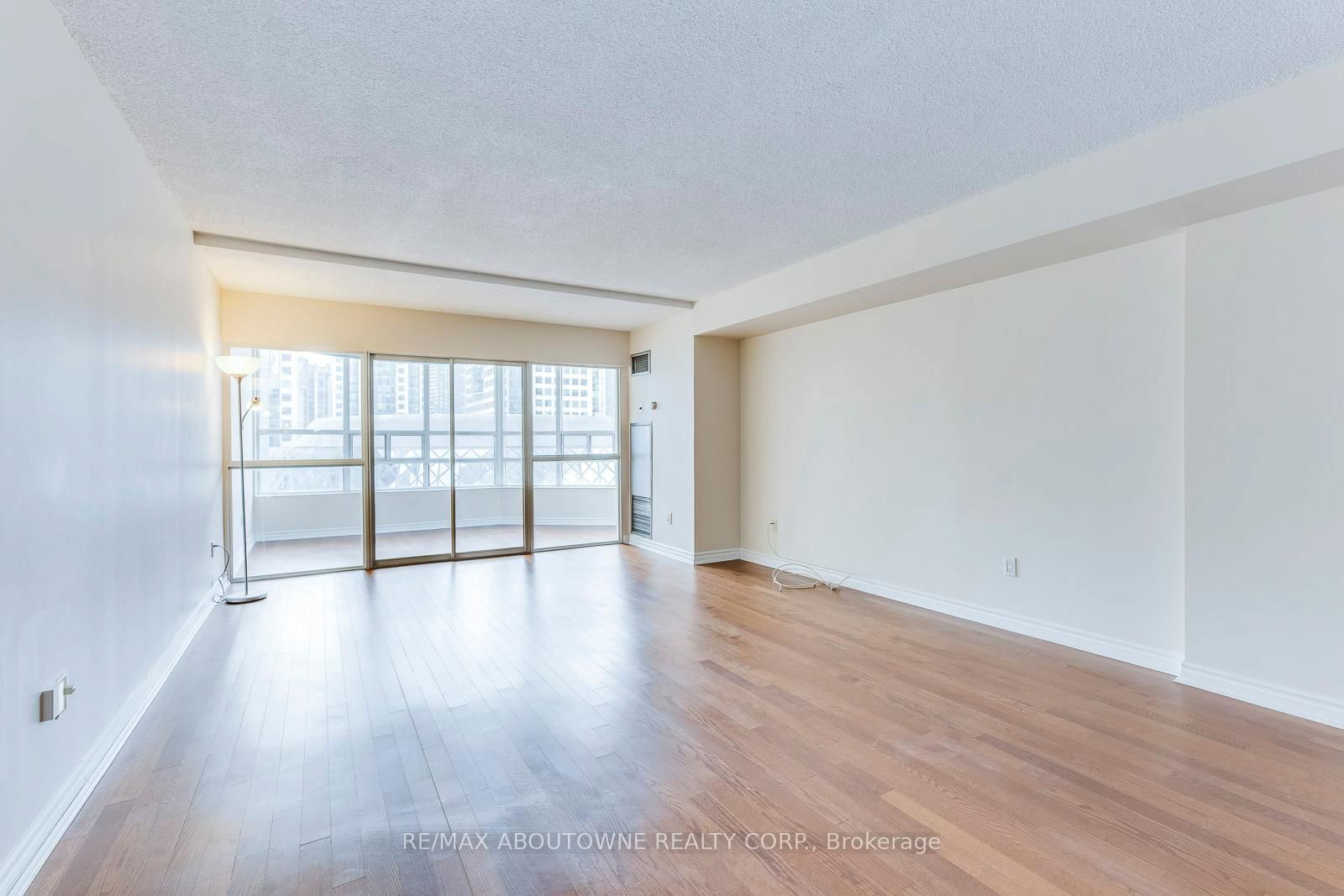 71 Simcoe St, unit 701 for rent