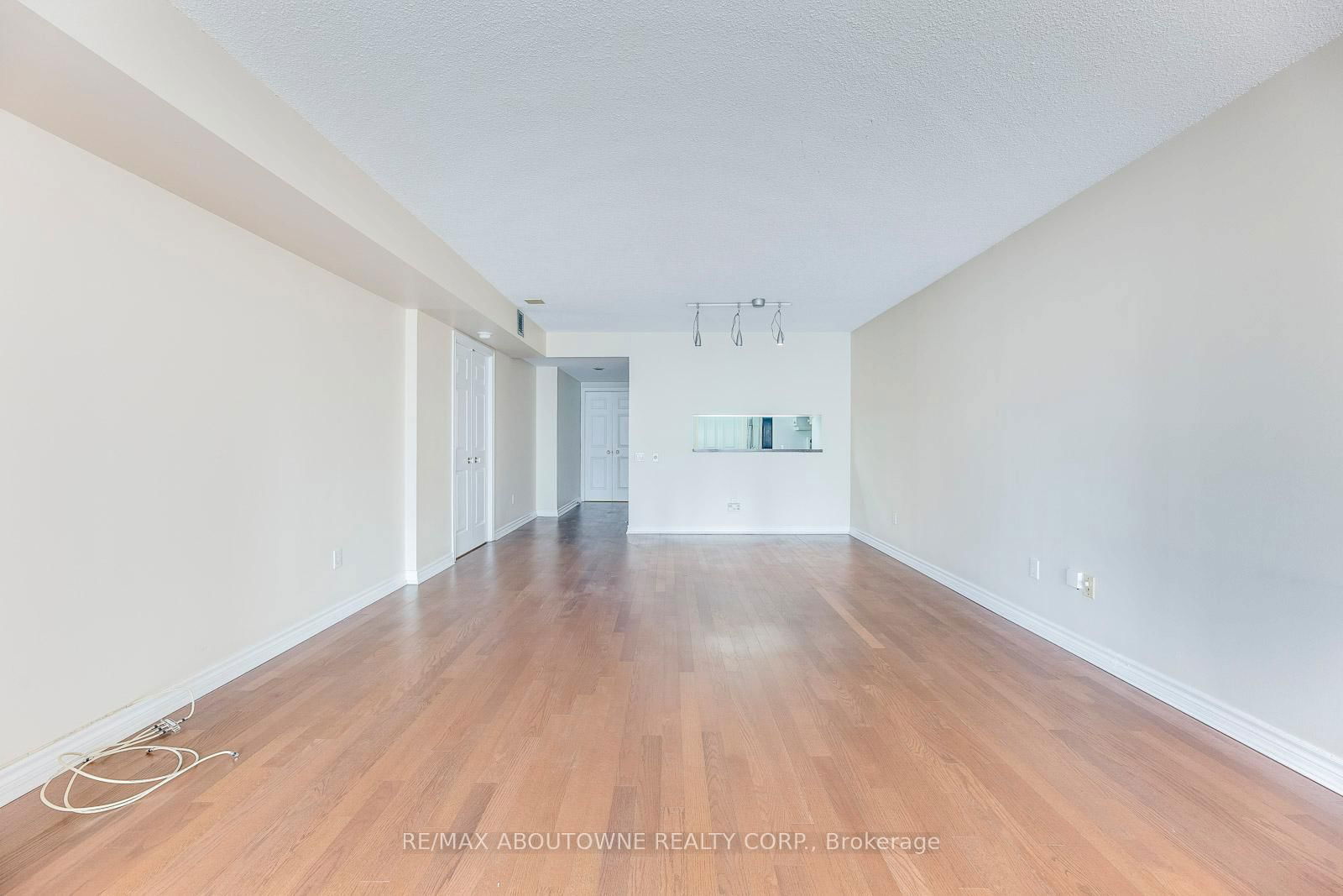 71 Simcoe St, unit 701 for rent