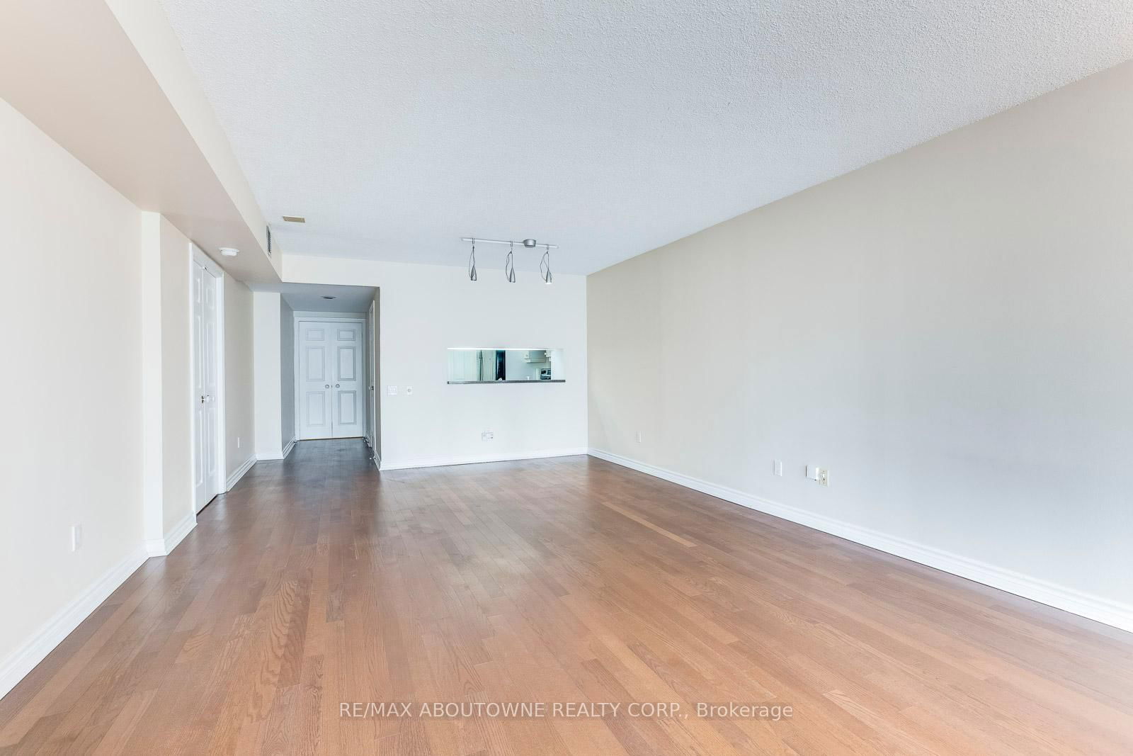 71 Simcoe St, unit 701 for rent