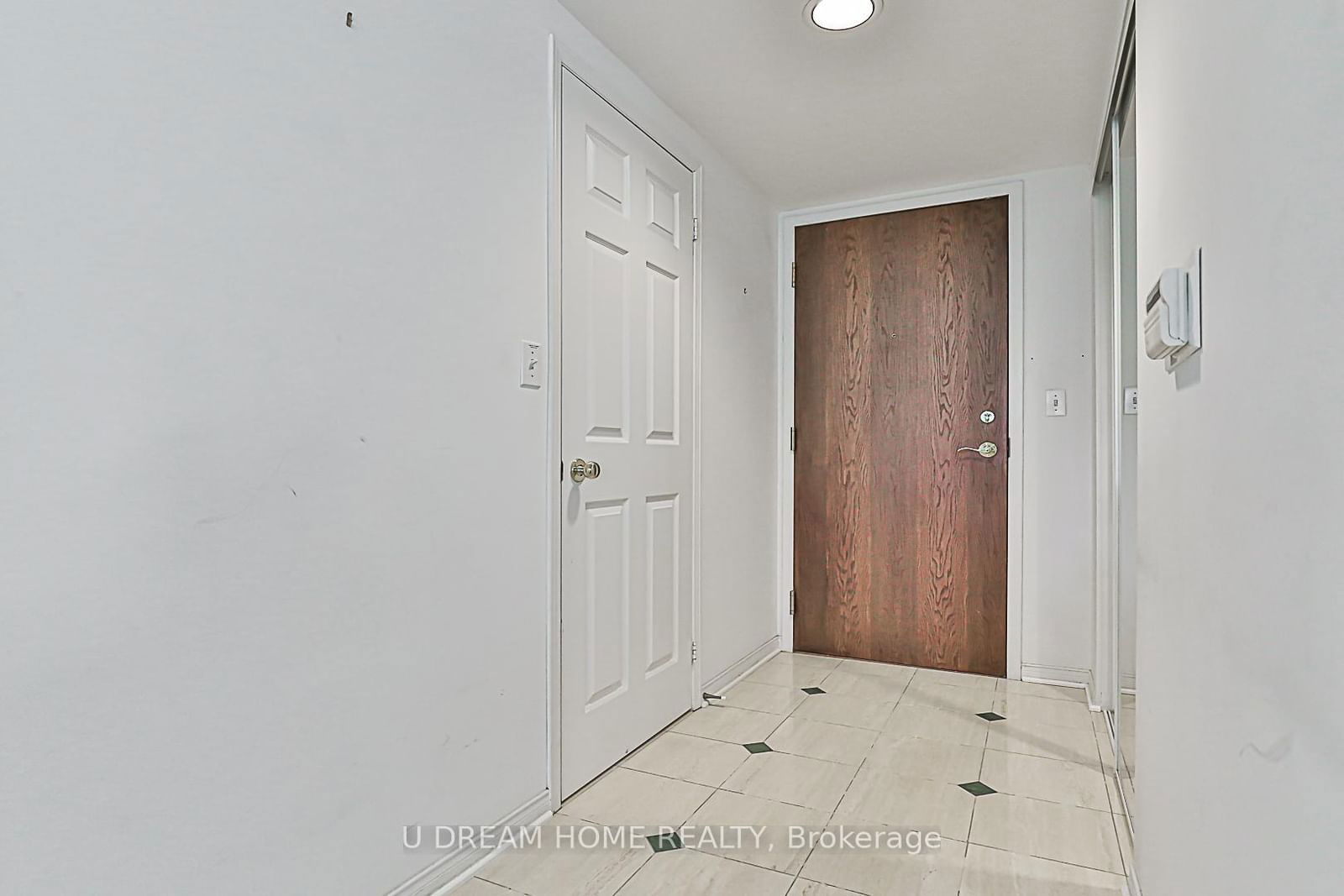 28 Pemberton Ave, unit 400 for rent