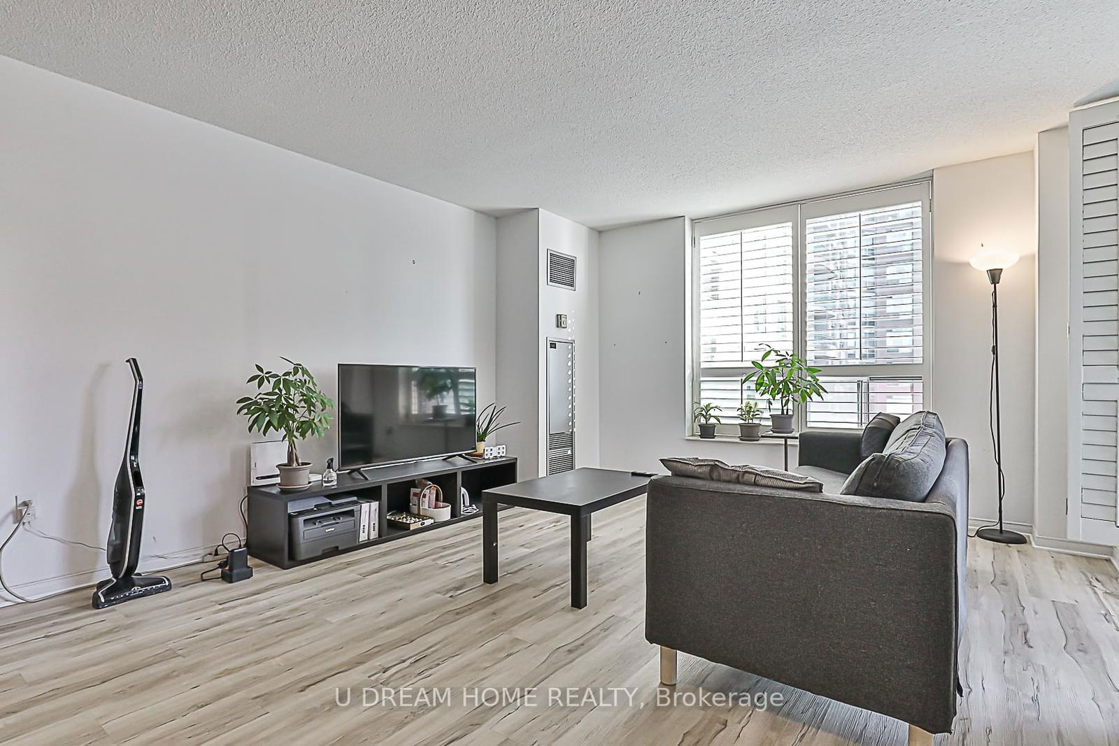 28 Pemberton Ave, unit 400 for rent