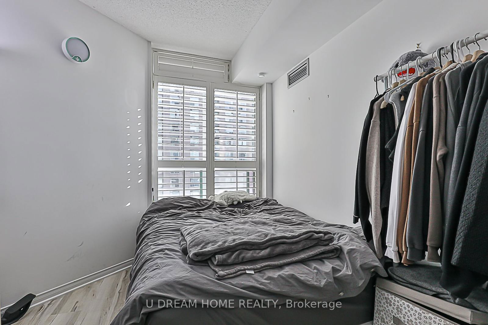 28 Pemberton Ave, unit 400 for rent