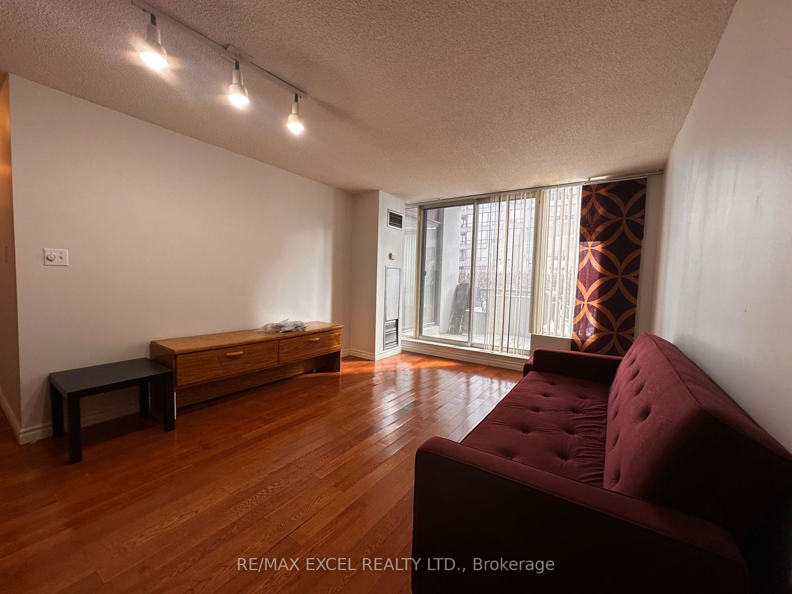 5785 Yonge St, unit 104 for rent