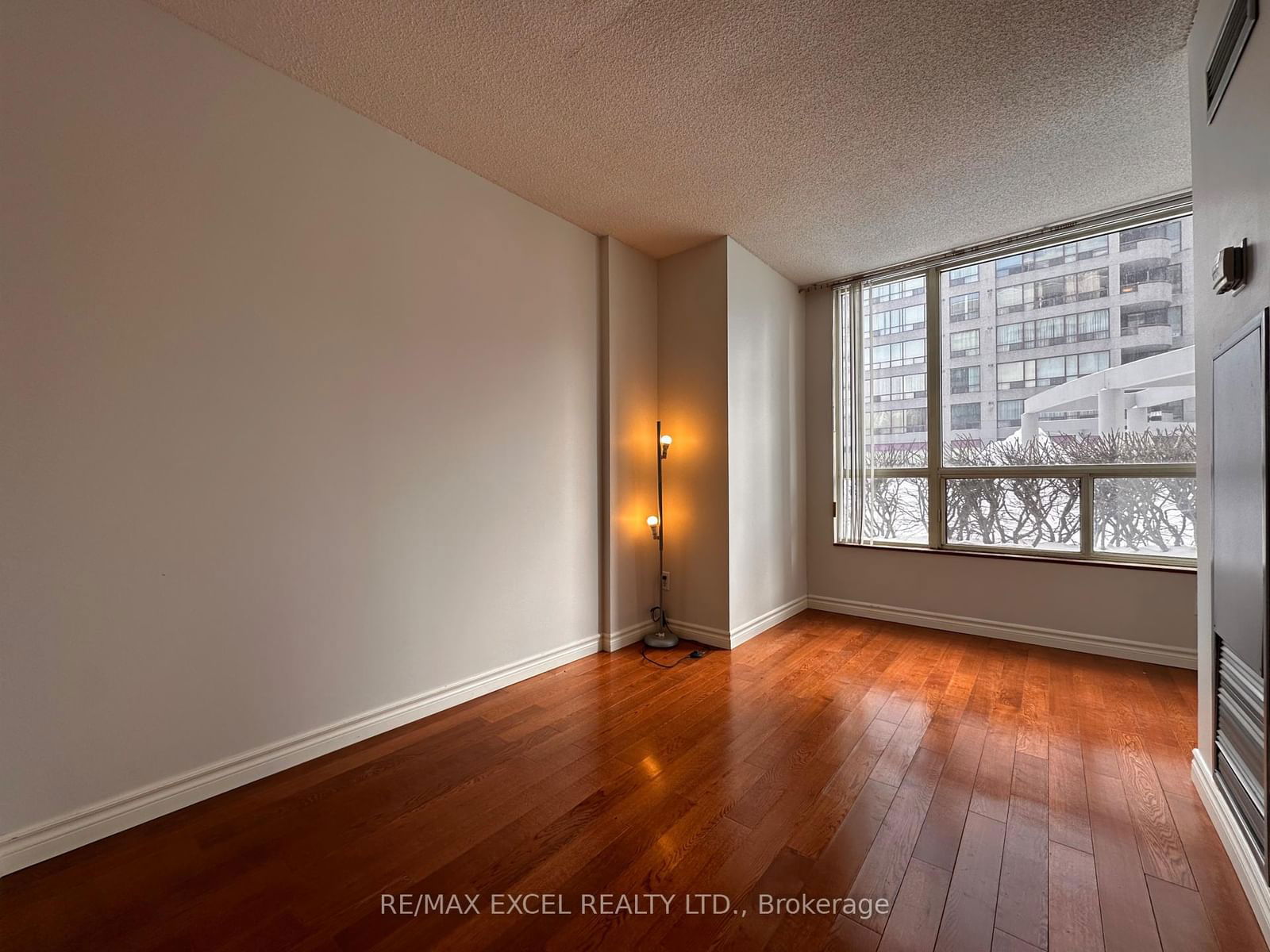 5785 Yonge St, unit 104 for rent