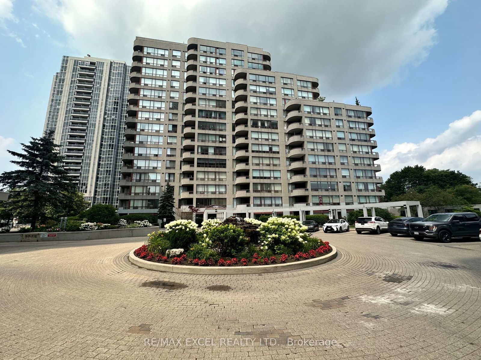 5785 Yonge St, unit 104 for rent