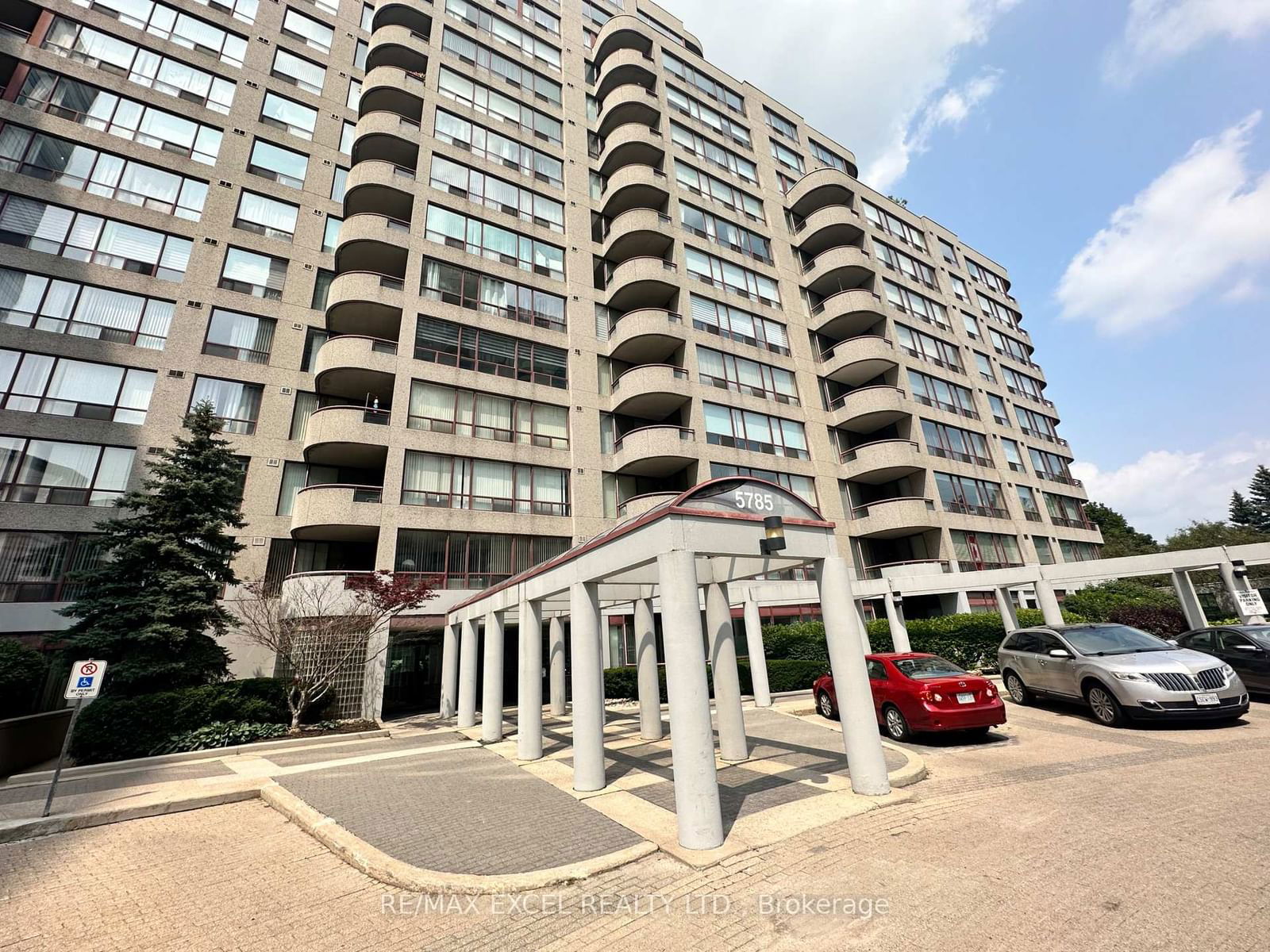 5785 Yonge St, unit 104 for rent