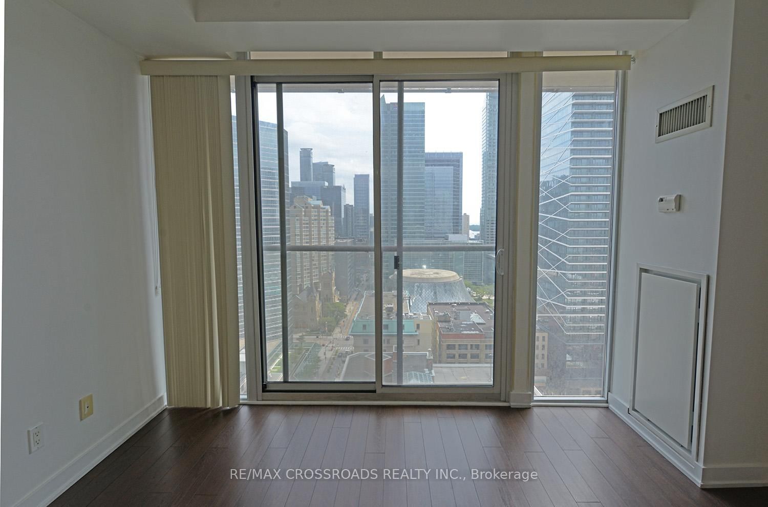 126 Simcoe St, unit 2109 for rent