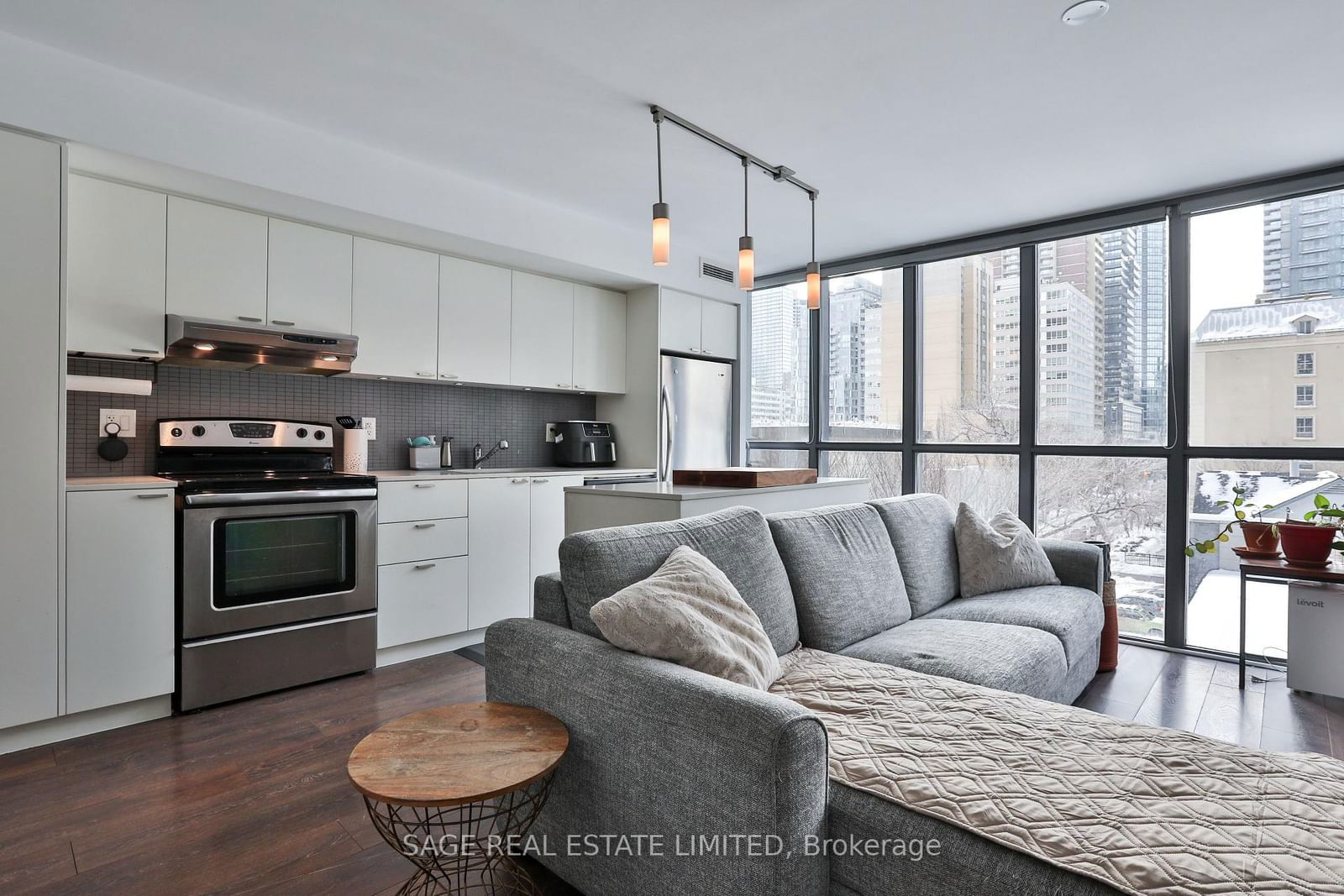 110 Charles St E, unit 404 for sale