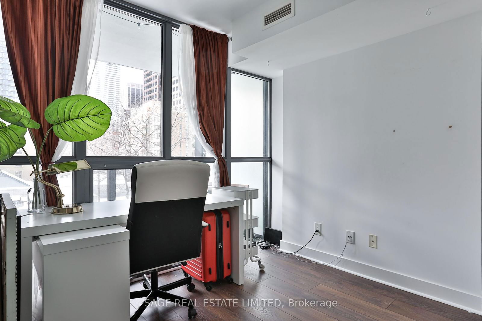 110 Charles St E, unit 404 for sale