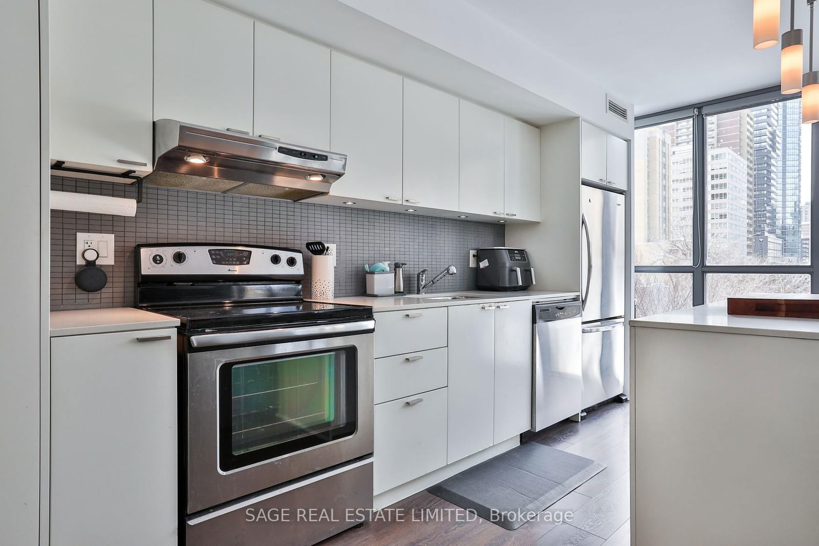 110 Charles St E, unit 404 for sale