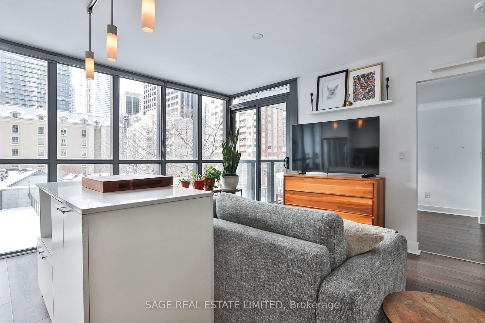 110 Charles St E, unit 404 for sale