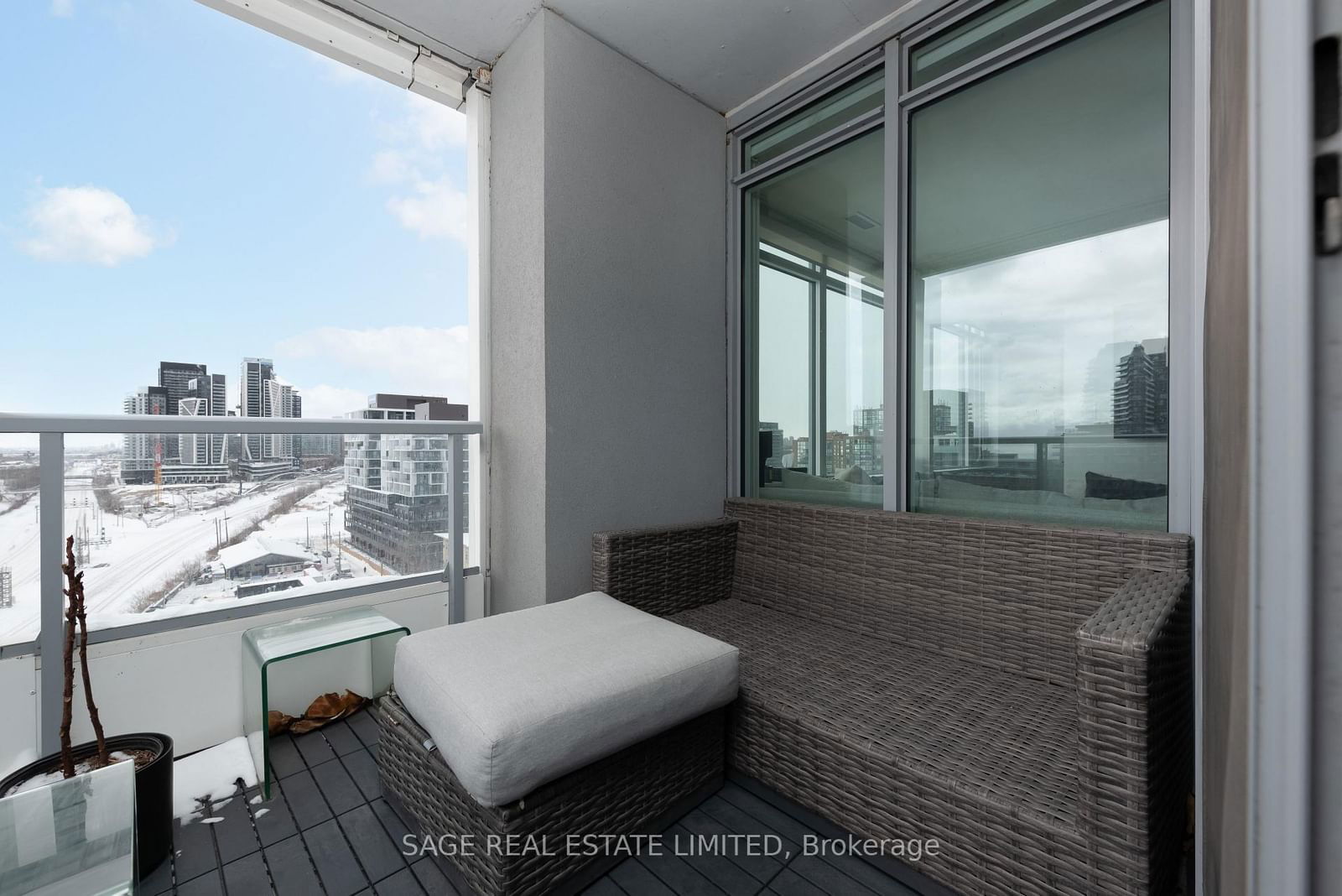 27 Bathurst St, unit 1004 for rent