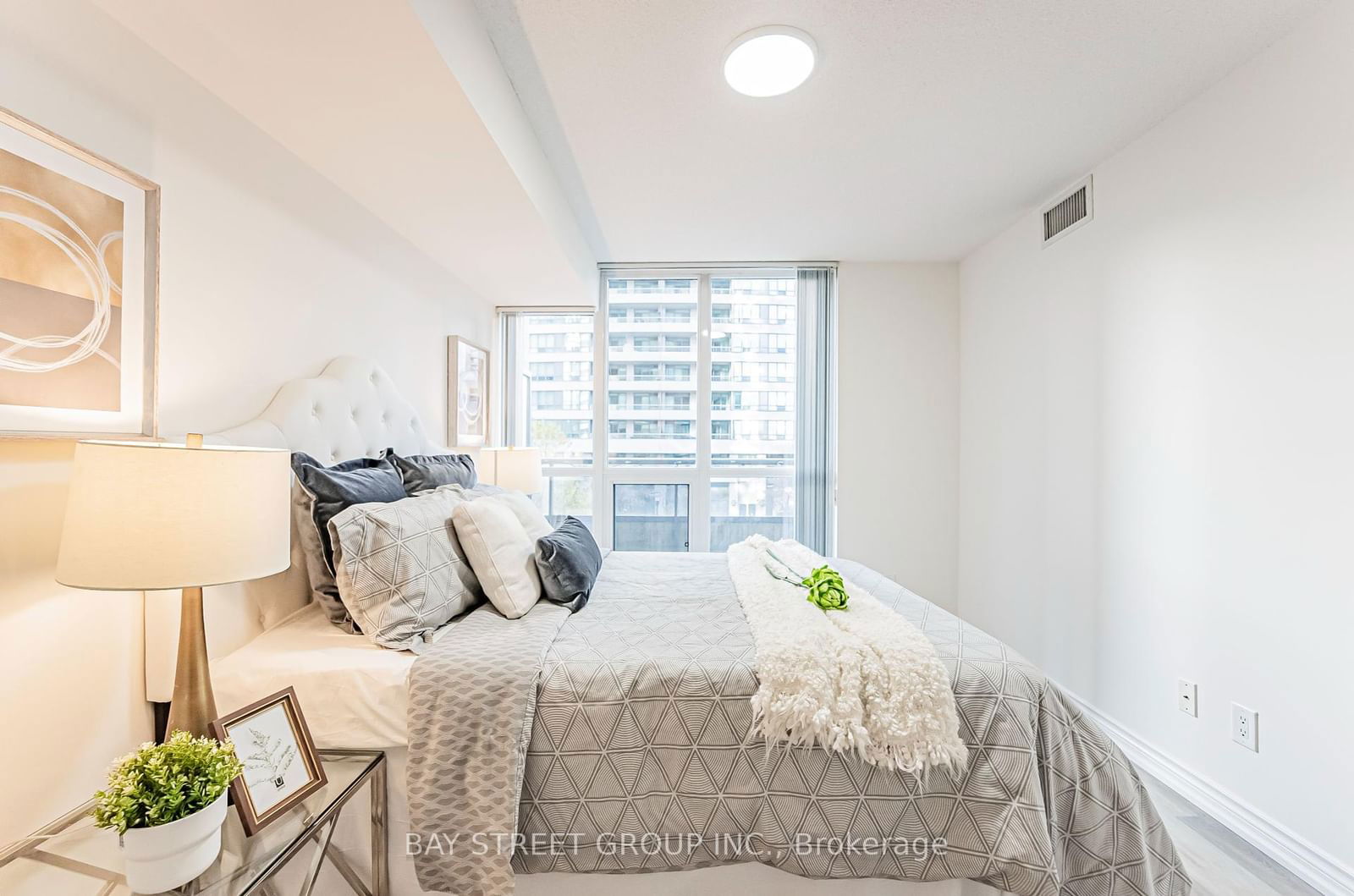 35 Hollywood Ave, unit 318 for sale