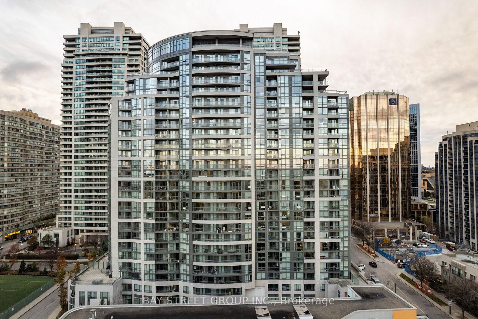 35 Hollywood Ave, unit 318 for sale