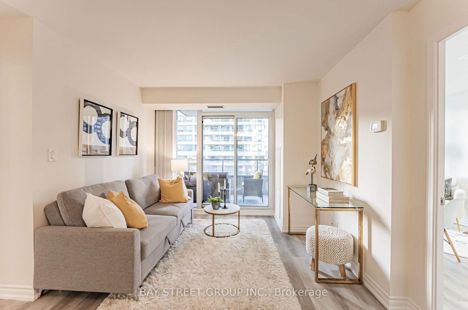 35 Hollywood Ave, unit 318 for sale