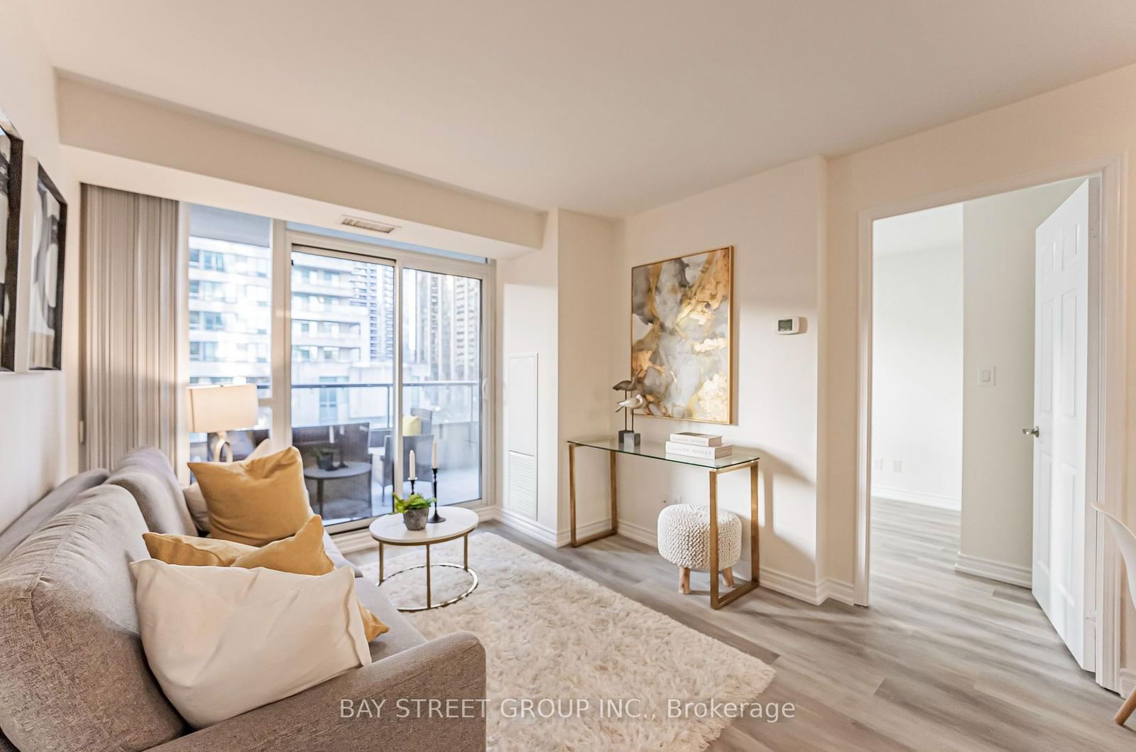 35 Hollywood Ave, unit 318 for sale