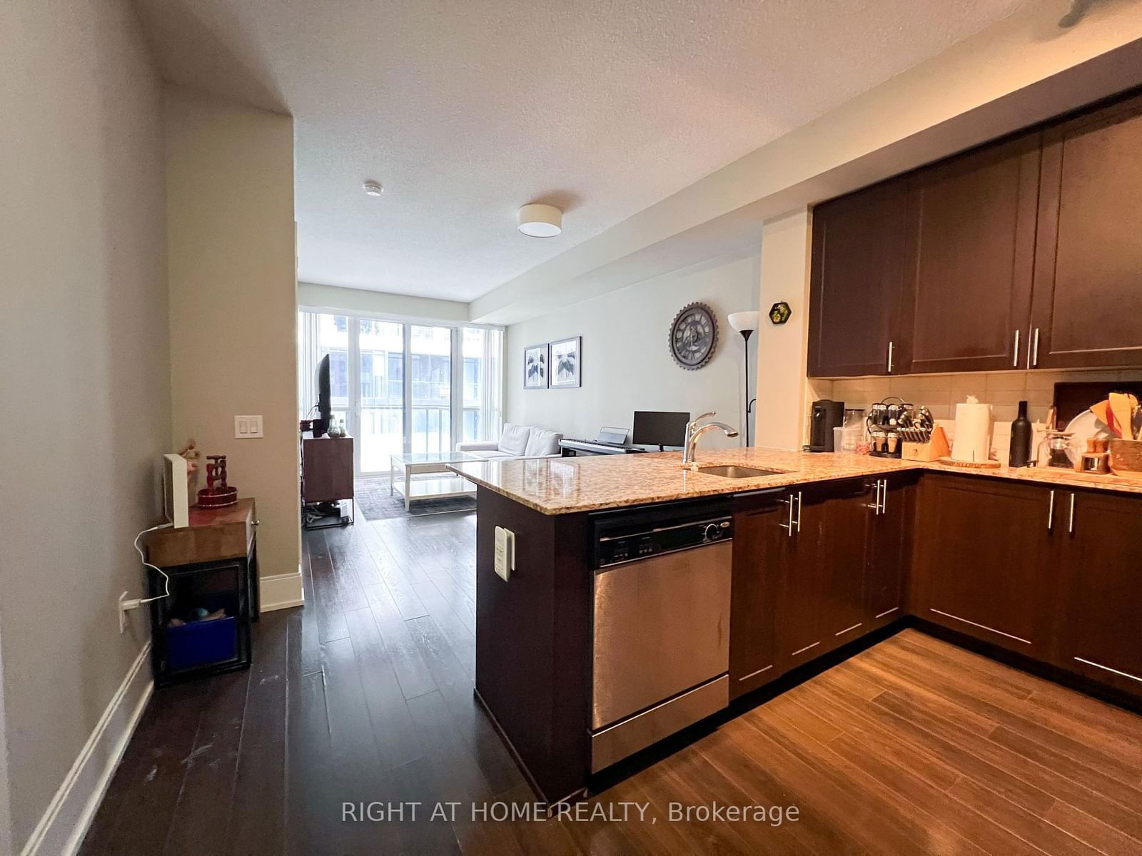 560 Front St W, unit 1002 for sale