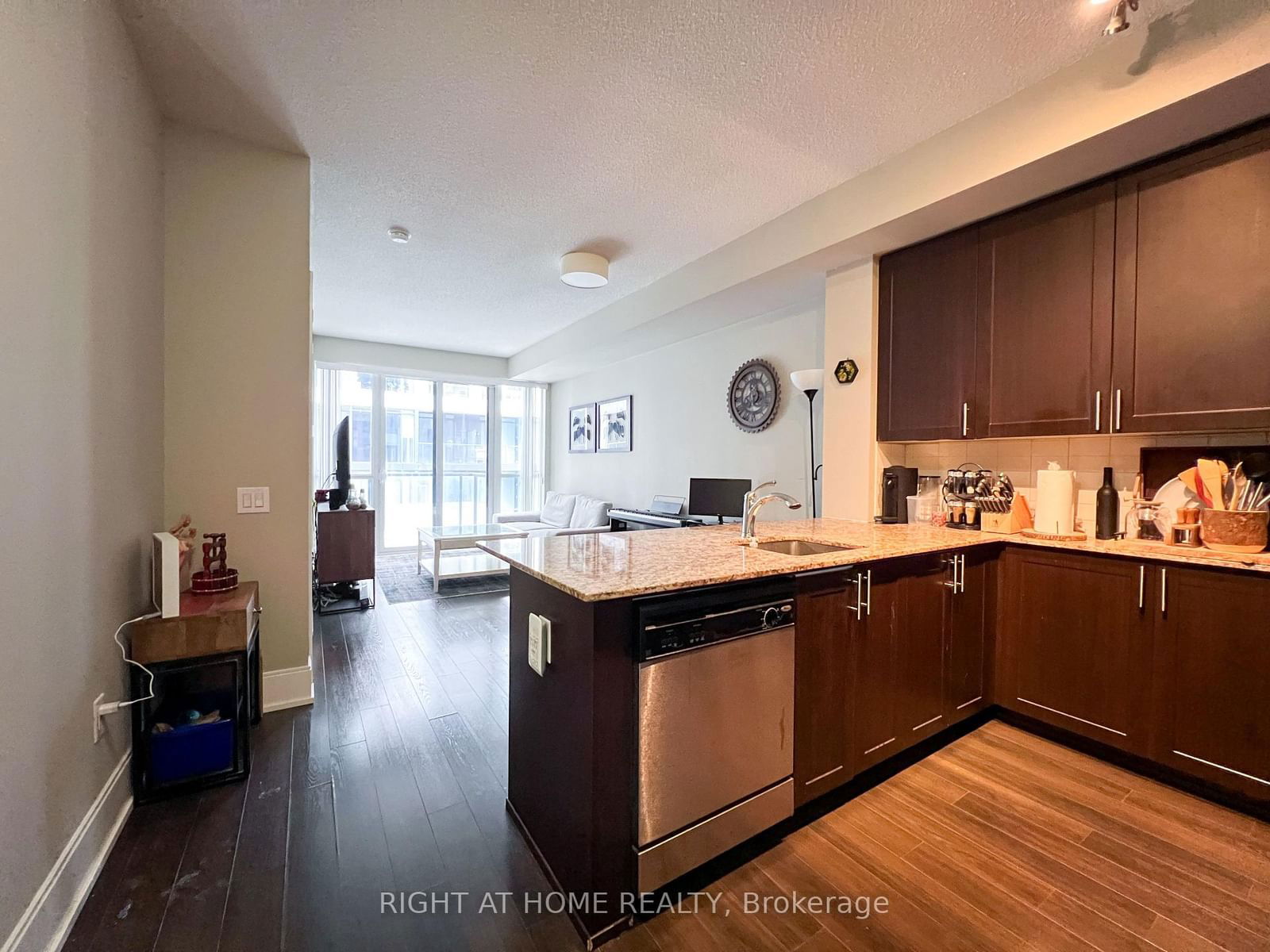 560 Front St W, unit 1002 for sale