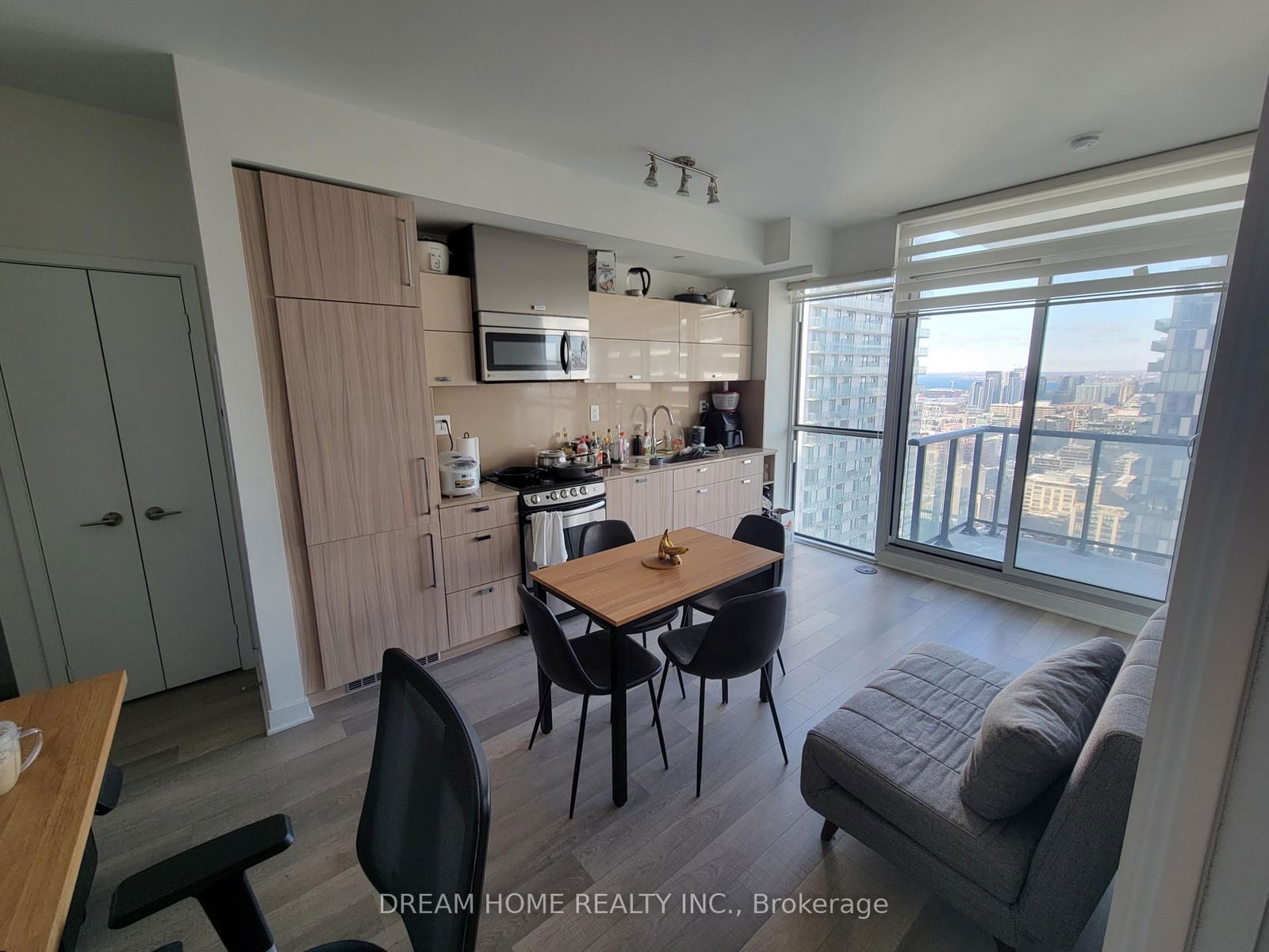 290 Adelaide St W, unit 3812 for rent