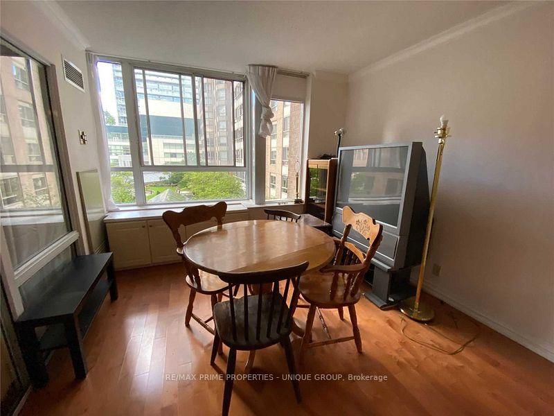 717 Bay St, unit 504 for rent