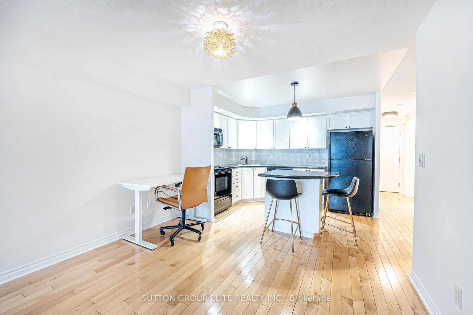 250 Wellington St W, unit 636 for sale