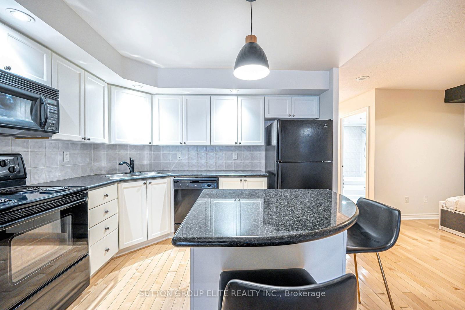 250 Wellington St W, unit 636 for sale