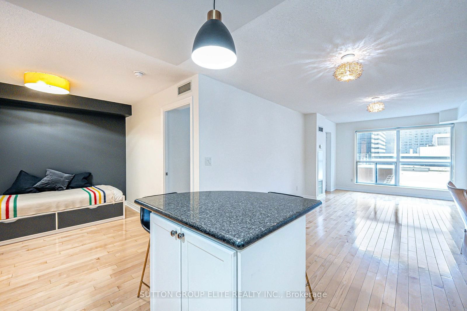 250 Wellington St W, unit 636 for sale