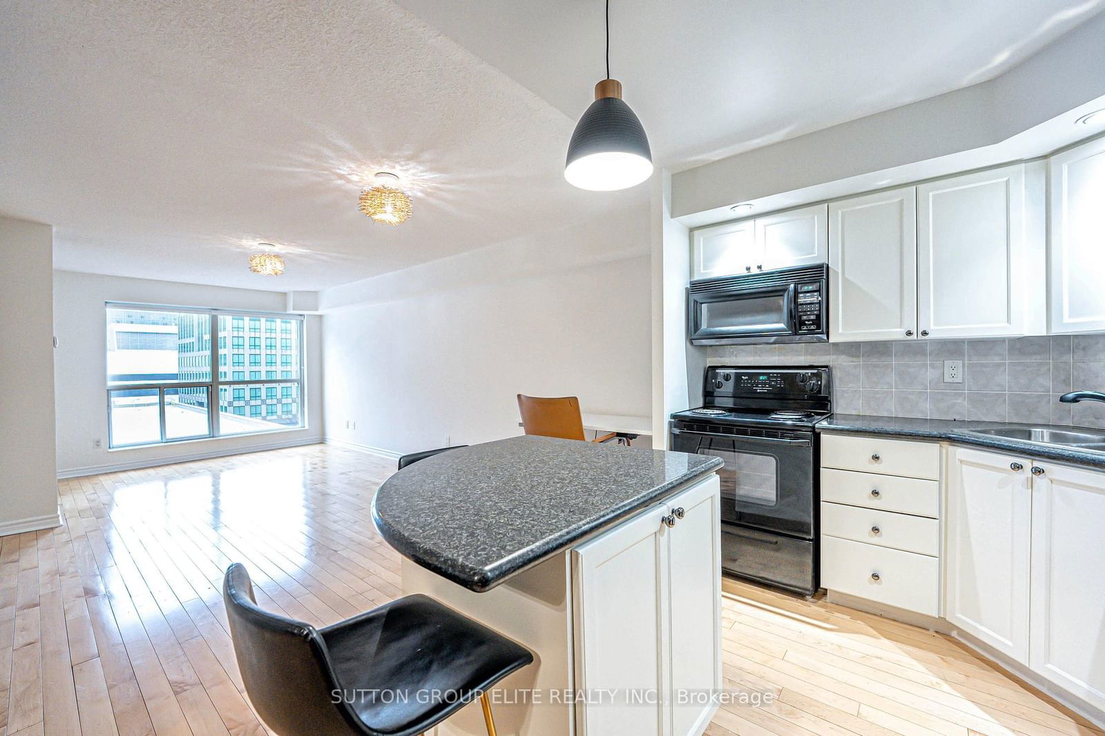 250 Wellington St W, unit 636 for sale