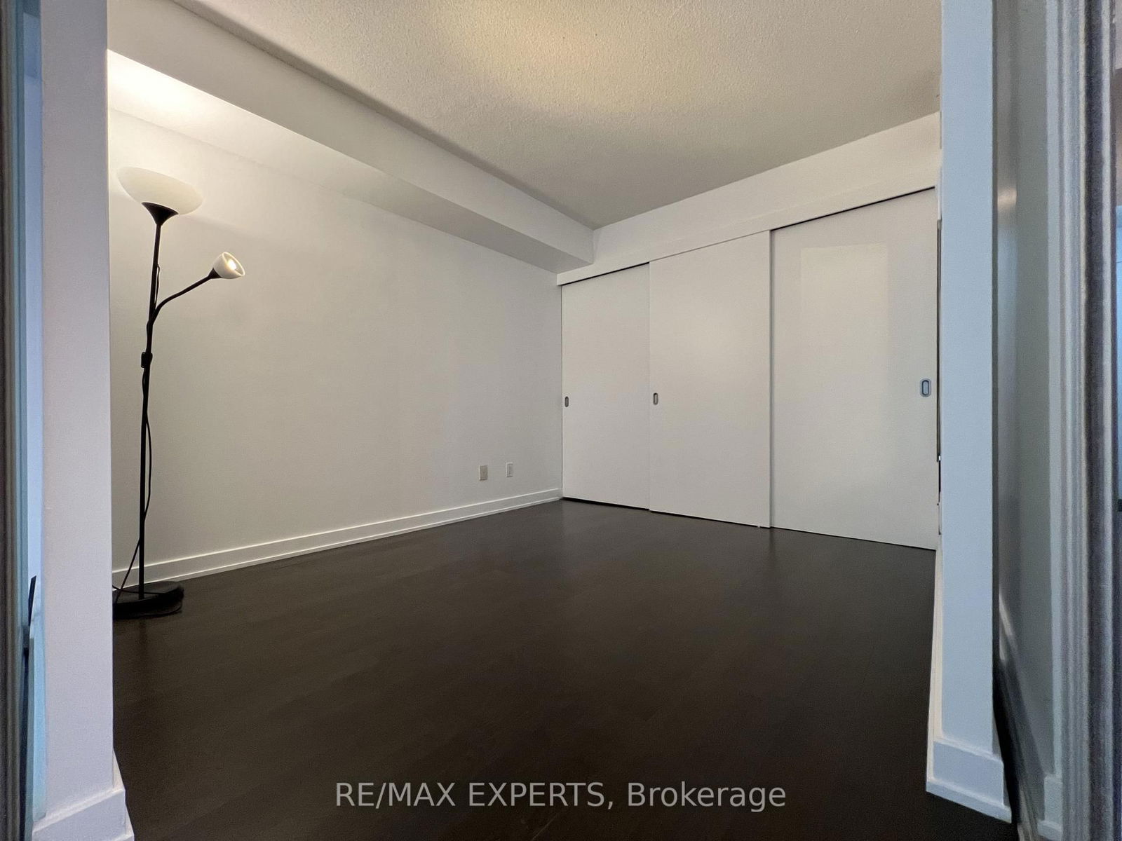 126 Simcoe St, unit 302 for rent