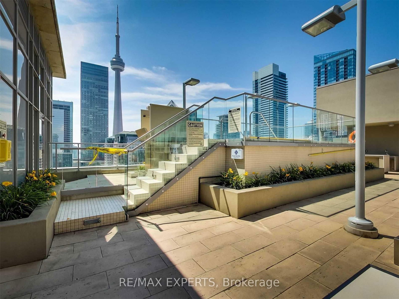 126 Simcoe St, unit 302 for rent