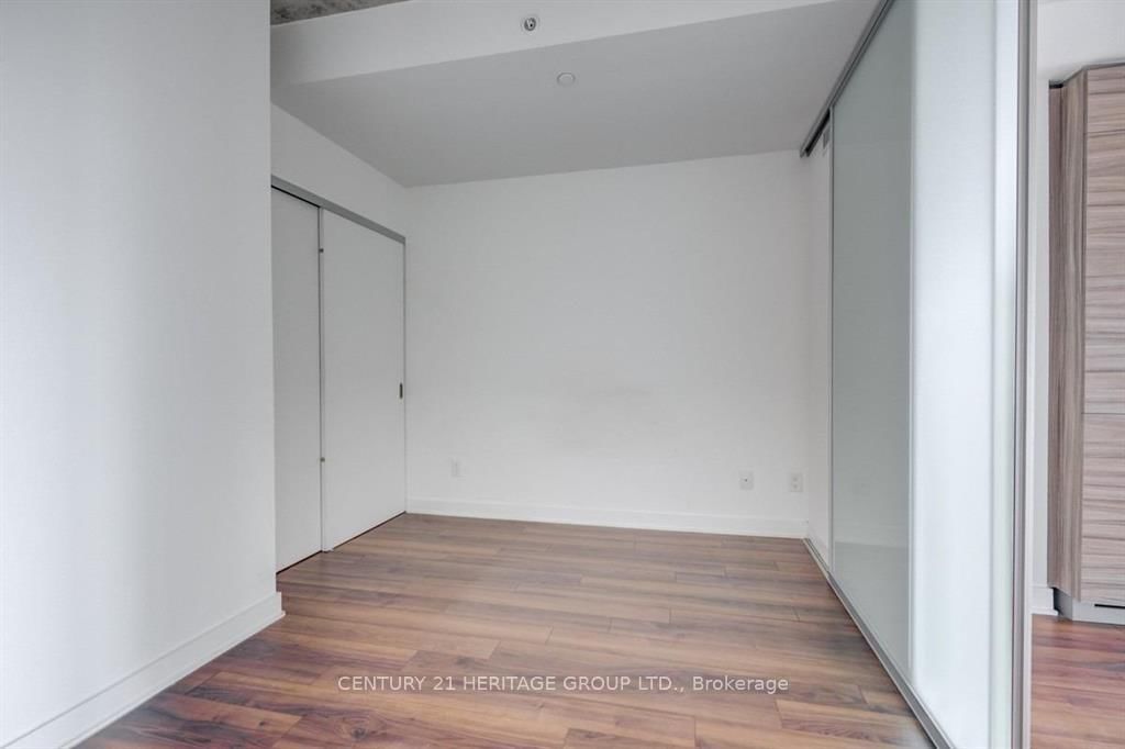 210 Simcoe St, unit 1912 for rent