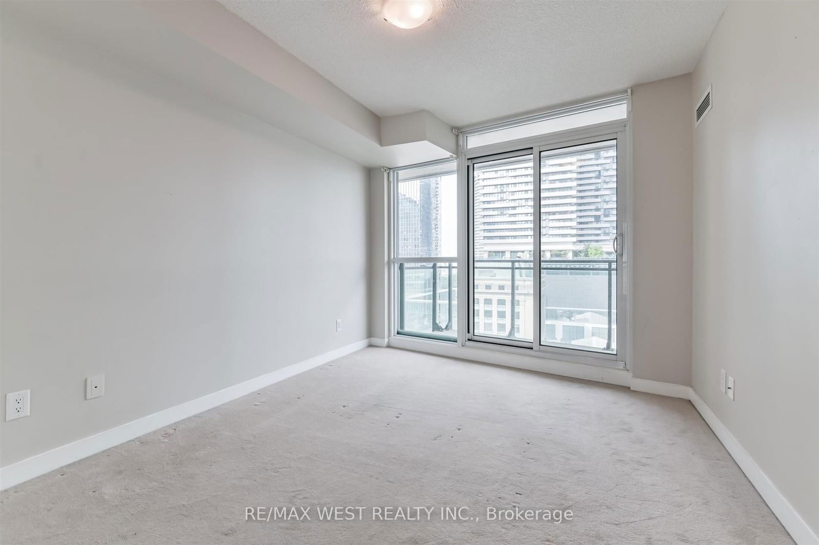 33 Bay St, unit 903 for sale