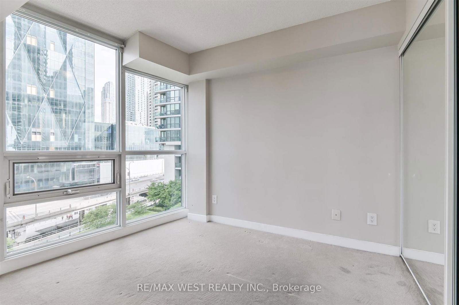 33 Bay St, unit 903 for sale