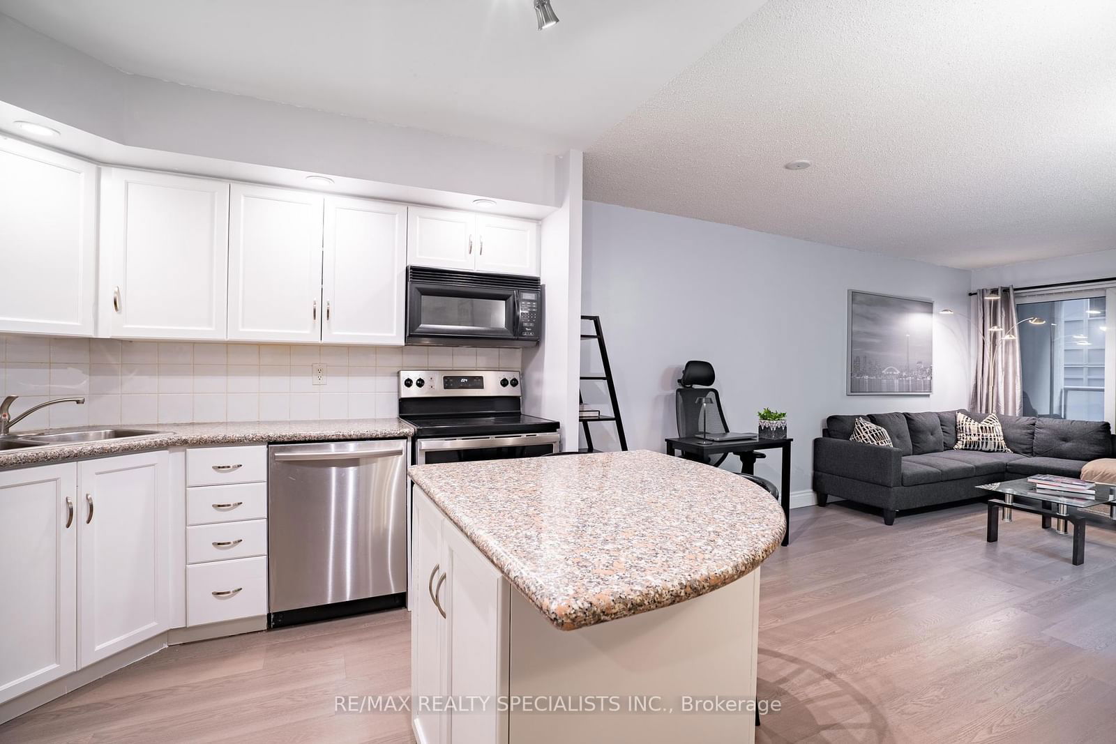 250 Wellington St W, unit 428 for sale